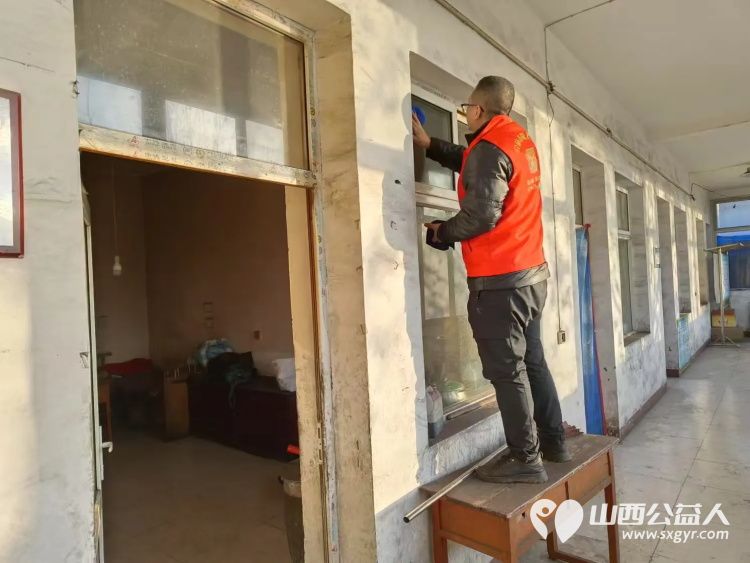 介休市敬老协会敬老爱老助老行动走进义安镇孟村为居住在村委的85岁特困陈有功老人打扫卫生、包饺子 - 第9张 - 山西公益人 介休市敬老协会敬老爱老助老行动走进义安镇孟村为居住在村委的85岁特困陈有功老人打扫卫生、包饺子 - 第9张