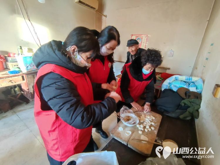 介休市敬老协会敬老爱老助老行动走进义安镇孟村为居住在村委的85岁特困陈有功老人打扫卫生、包饺子 - 第3张 - 山西公益人 介休市敬老协会敬老爱老助老行动走进义安镇孟村为居住在村委的85岁特困陈有功老人打扫卫生、包饺子 - 第3张