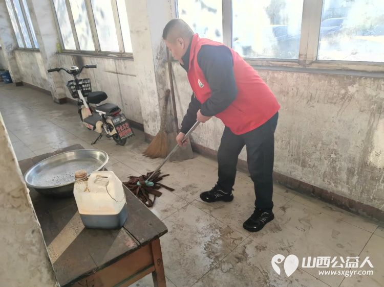 介休市敬老协会敬老爱老助老行动走进义安镇孟村为居住在村委的85岁特困陈有功老人打扫卫生、包饺子 - 第6张 - 山西公益人 介休市敬老协会敬老爱老助老行动走进义安镇孟村为居住在村委的85岁特困陈有功老人打扫卫生、包饺子 - 第6张