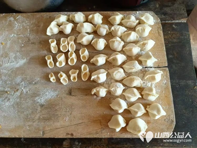 介休市敬老协会敬老爱老助老行动走进义安镇孟村为居住在村委的85岁特困陈有功老人打扫卫生、包饺子 - 第4张 - 山西公益人 介休市敬老协会敬老爱老助老行动走进义安镇孟村为居住在村委的85岁特困陈有功老人打扫卫生、包饺子 - 第4张