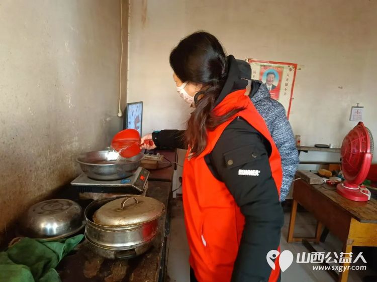 介休市敬老协会敬老爱老助老行动走进义安镇孟村为居住在村委的85岁特困陈有功老人打扫卫生、包饺子 - 第2张 - 山西公益人 介休市敬老协会敬老爱老助老行动走进义安镇孟村为居住在村委的85岁特困陈有功老人打扫卫生、包饺子 - 第2张