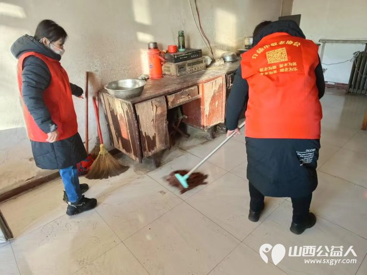 介休市敬老协会敬老爱老助老行动走进义安镇孟村为居住在村委的85岁特困陈有功老人打扫卫生、包饺子 - 第7张 - 山西公益人 介休市敬老协会敬老爱老助老行动走进义安镇孟村为居住在村委的85岁特困陈有功老人打扫卫生、包饺子 - 第7张