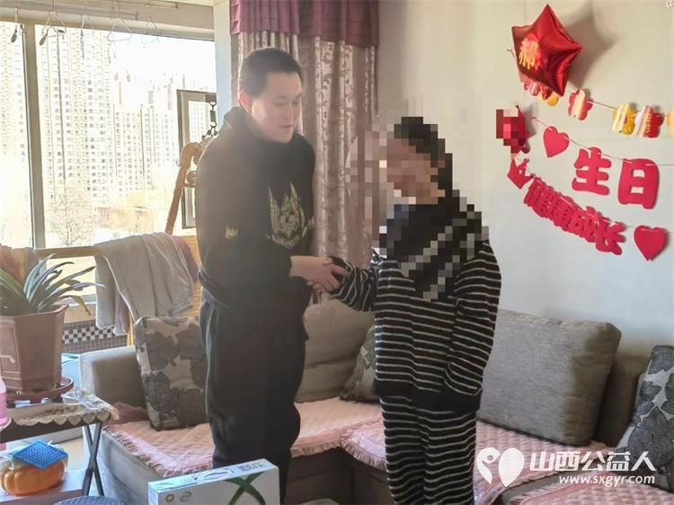 太原市志愿者小分队组织志愿者走进事实孤儿家庭用爱为孩子撑起了一片小小的天空 - 第7张