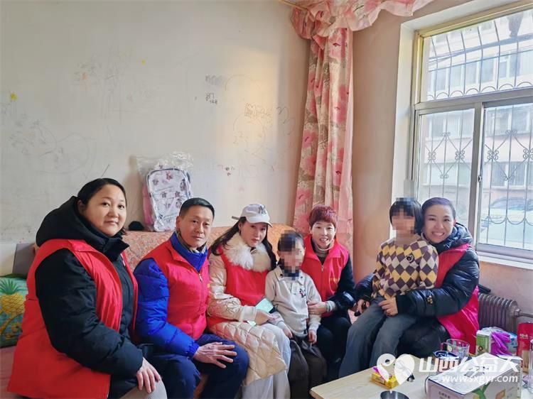 太原市志愿者小分队组织志愿者走进事实孤儿家庭用爱为孩子撑起了一片小小的天空 - 第1张