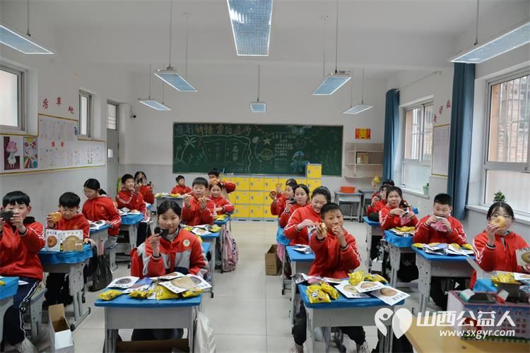 石楼县青年志愿者协会在石楼县继续开展让爱翻山越岭尝尝幸福的味道公益项目 - 第4张 - 山西公益人 石楼县青年志愿者协会在石楼县继续开展让爱翻山越岭尝尝幸福的味道公益项目 - 第4张