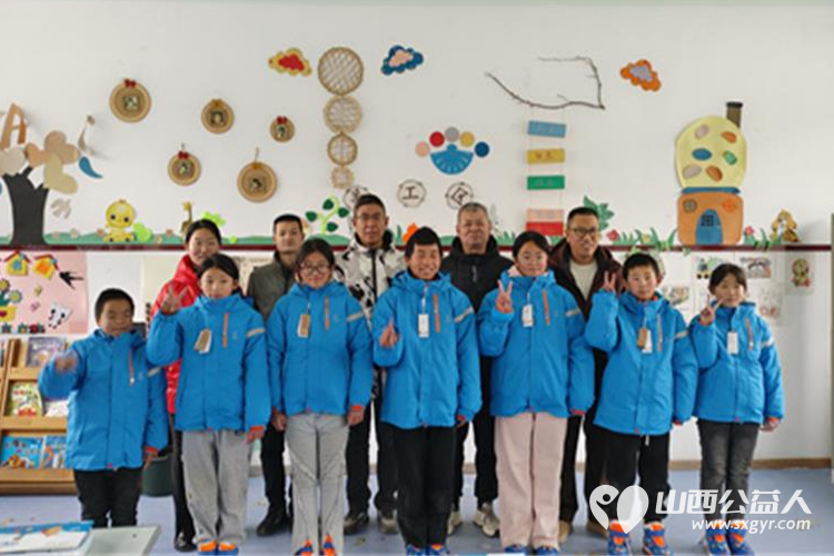 壹基金温暖包温暖平顺困境儿童 由长治市阳光困境儿童帮扶协会给平顺县东寺头乡东寺头小学的7名孩子发放了这份温暖的冬日礼物 - 第1张