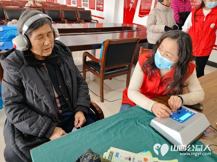 2024年12月25日志愿服务进社区健康活动暖人心介休市敬老协会志愿者在西南街道光明路社区为社区老人爱心理发健康义诊服务 - 第33张 - 山西公益人 2024年12月25日志愿服务进社区健康活动暖人心介休市敬老协会志愿者在西南街道光明路社区为社区老人爱心理发健康义诊服务 - 第33张