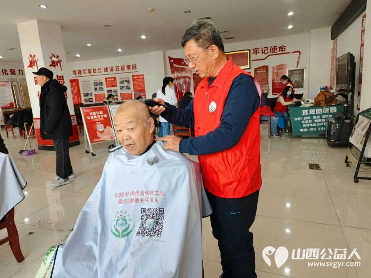 2024年12月25日志愿服务进社区健康活动暖人心介休市敬老协会志愿者在西南街道光明路社区为社区老人爱心理发健康义诊服务 - 第18张 - 山西公益人 2024年12月25日志愿服务进社区健康活动暖人心介休市敬老协会志愿者在西南街道光明路社区为社区老人爱心理发健康义诊服务 - 第18张
