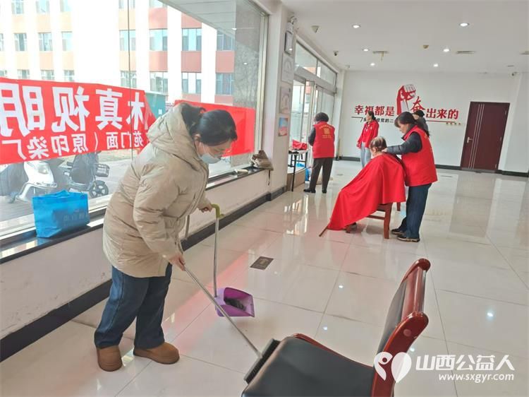 2024年12月25日志愿服务进社区健康活动暖人心介休市敬老协会志愿者在西南街道光明路社区为社区老人爱心理发健康义诊服务 - 第19张 - 山西公益人 2024年12月25日志愿服务进社区健康活动暖人心介休市敬老协会志愿者在西南街道光明路社区为社区老人爱心理发健康义诊服务 - 第19张