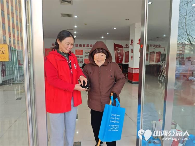 2024年12月25日志愿服务进社区健康活动暖人心介休市敬老协会志愿者在西南街道光明路社区为社区老人爱心理发健康义诊服务 - 第35张 - 山西公益人 2024年12月25日志愿服务进社区健康活动暖人心介休市敬老协会志愿者在西南街道光明路社区为社区老人爱心理发健康义诊服务 - 第35张