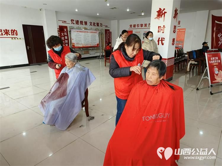 2024年12月25日志愿服务进社区健康活动暖人心介休市敬老协会志愿者在西南街道光明路社区为社区老人爱心理发健康义诊服务 - 第11张 - 山西公益人 2024年12月25日志愿服务进社区健康活动暖人心介休市敬老协会志愿者在西南街道光明路社区为社区老人爱心理发健康义诊服务 - 第11张