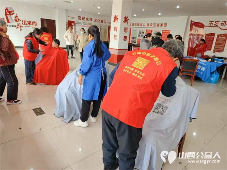 2024年12月25日志愿服务进社区健康活动暖人心介休市敬老协会志愿者在西南街道光明路社区为社区老人爱心理发健康义诊服务 - 第10张 - 山西公益人 2024年12月25日志愿服务进社区健康活动暖人心介休市敬老协会志愿者在西南街道光明路社区为社区老人爱心理发健康义诊服务 - 第10张
