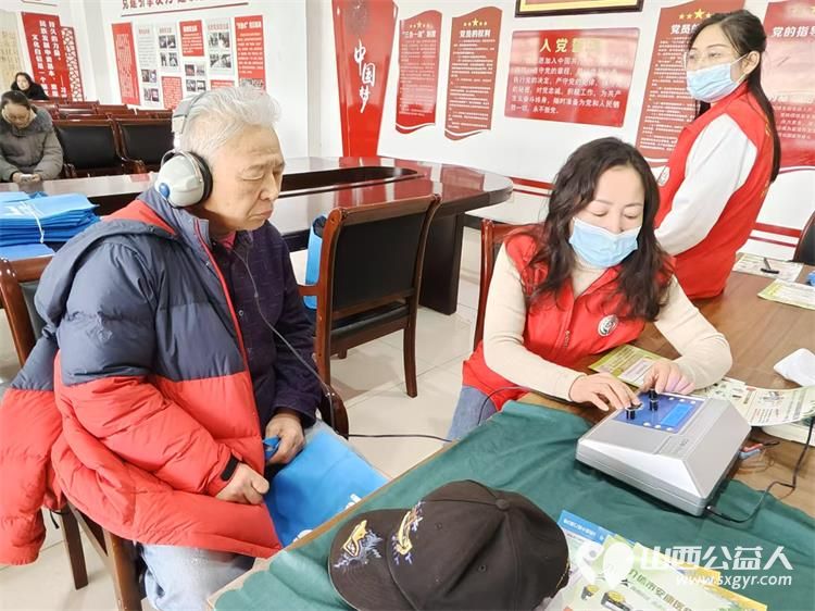 2024年12月25日志愿服务进社区健康活动暖人心介休市敬老协会志愿者在西南街道光明路社区为社区老人爱心理发健康义诊服务 - 第28张 - 山西公益人 2024年12月25日志愿服务进社区健康活动暖人心介休市敬老协会志愿者在西南街道光明路社区为社区老人爱心理发健康义诊服务 - 第28张