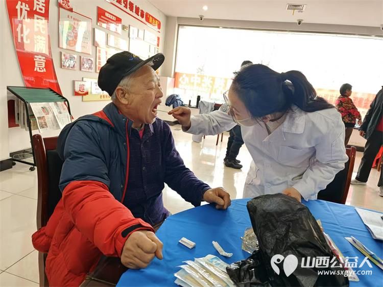 2024年12月25日志愿服务进社区健康活动暖人心介休市敬老协会志愿者在西南街道光明路社区为社区老人爱心理发健康义诊服务 - 第31张 - 山西公益人 2024年12月25日志愿服务进社区健康活动暖人心介休市敬老协会志愿者在西南街道光明路社区为社区老人爱心理发健康义诊服务 - 第31张