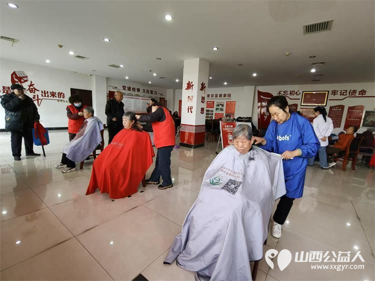 2024年12月25日志愿服务进社区健康活动暖人心介休市敬老协会志愿者在西南街道光明路社区为社区老人爱心理发健康义诊服务 - 第8张 - 山西公益人 2024年12月25日志愿服务进社区健康活动暖人心介休市敬老协会志愿者在西南街道光明路社区为社区老人爱心理发健康义诊服务 - 第8张