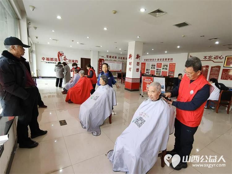 2024年12月25日志愿服务进社区健康活动暖人心介休市敬老协会志愿者在西南街道光明路社区为社区老人爱心理发健康义诊服务 - 第7张 - 山西公益人 2024年12月25日志愿服务进社区健康活动暖人心介休市敬老协会志愿者在西南街道光明路社区为社区老人爱心理发健康义诊服务 - 第7张