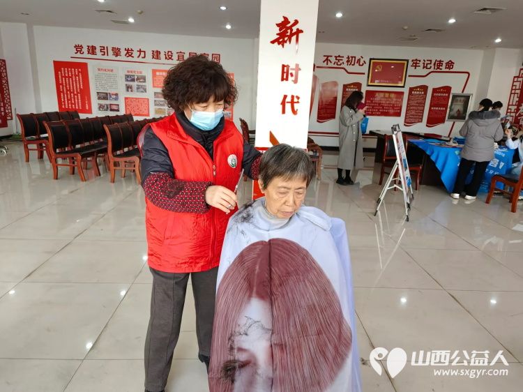 2024年12月25日志愿服务进社区健康活动暖人心介休市敬老协会志愿者在西南街道光明路社区为社区老人爱心理发健康义诊服务 - 第14张 - 山西公益人 2024年12月25日志愿服务进社区健康活动暖人心介休市敬老协会志愿者在西南街道光明路社区为社区老人爱心理发健康义诊服务 - 第14张