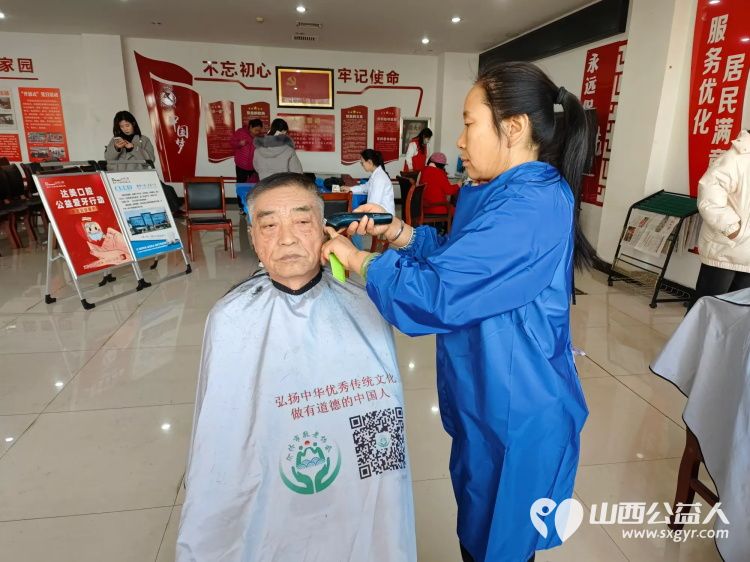 2024年12月25日志愿服务进社区健康活动暖人心介休市敬老协会志愿者在西南街道光明路社区为社区老人爱心理发健康义诊服务 - 第13张 - 山西公益人 2024年12月25日志愿服务进社区健康活动暖人心介休市敬老协会志愿者在西南街道光明路社区为社区老人爱心理发健康义诊服务 - 第13张