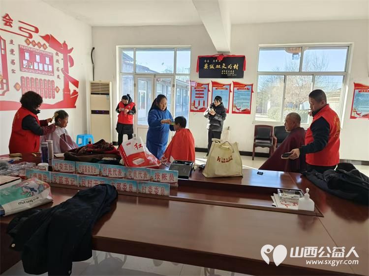 介休市敬老协会孝善行之敬老爱老助老行动12月28日在绵山镇马堡村举行志愿者为老人爱心理发量血压并入户行动不便的老人家中理发 - 第6张 - 山西公益人 介休市敬老协会孝善行之敬老爱老助老行动12月28日在绵山镇马堡村举行志愿者为老人爱心理发量血压并入户行动不便的老人家中理发 - 第6张