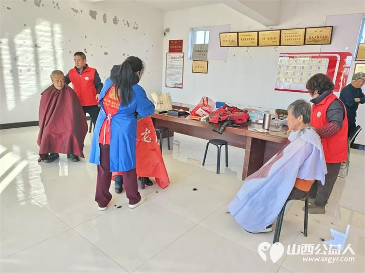 介休市敬老协会孝善行之敬老爱老助老行动12月28日在绵山镇马堡村举行志愿者为老人爱心理发量血压并入户行动不便的老人家中理发 - 第14张 - 山西公益人 介休市敬老协会孝善行之敬老爱老助老行动12月28日在绵山镇马堡村举行志愿者为老人爱心理发量血压并入户行动不便的老人家中理发 - 第14张