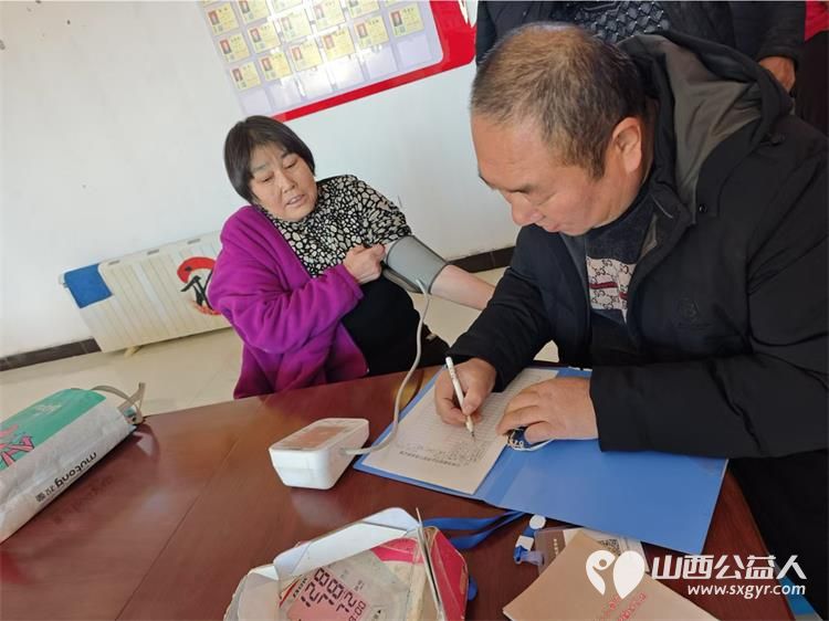 介休市敬老协会孝善行之敬老爱老助老行动12月28日在绵山镇马堡村举行志愿者为老人爱心理发量血压并入户行动不便的老人家中理发 - 第20张 - 山西公益人 介休市敬老协会孝善行之敬老爱老助老行动12月28日在绵山镇马堡村举行志愿者为老人爱心理发量血压并入户行动不便的老人家中理发 - 第20张