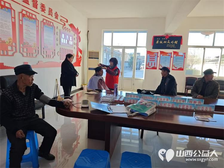 介休市敬老协会孝善行之敬老爱老助老行动12月28日在绵山镇马堡村举行志愿者为老人爱心理发量血压并入户行动不便的老人家中理发 - 第5张 - 山西公益人 介休市敬老协会孝善行之敬老爱老助老行动12月28日在绵山镇马堡村举行志愿者为老人爱心理发量血压并入户行动不便的老人家中理发 - 第5张