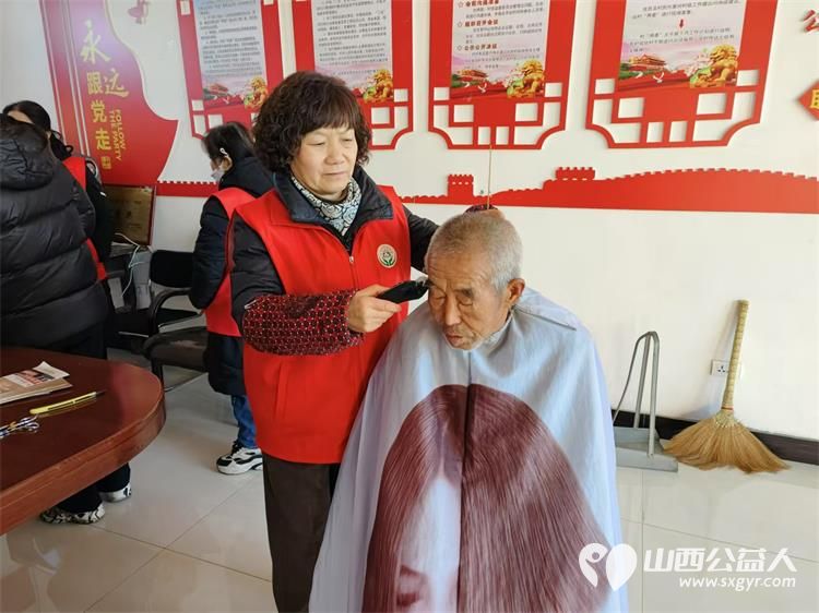 介休市敬老协会孝善行之敬老爱老助老行动12月28日在绵山镇马堡村举行志愿者为老人爱心理发量血压并入户行动不便的老人家中理发 - 第12张 - 山西公益人 介休市敬老协会孝善行之敬老爱老助老行动12月28日在绵山镇马堡村举行志愿者为老人爱心理发量血压并入户行动不便的老人家中理发 - 第12张