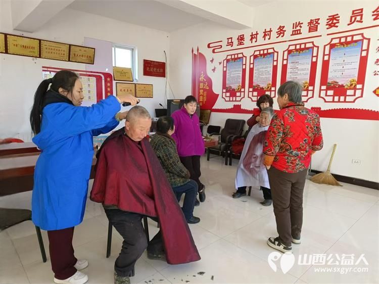 介休市敬老协会孝善行之敬老爱老助老行动12月28日在绵山镇马堡村举行志愿者为老人爱心理发量血压并入户行动不便的老人家中理发 - 第3张 - 山西公益人 介休市敬老协会孝善行之敬老爱老助老行动12月28日在绵山镇马堡村举行志愿者为老人爱心理发量血压并入户行动不便的老人家中理发 - 第3张