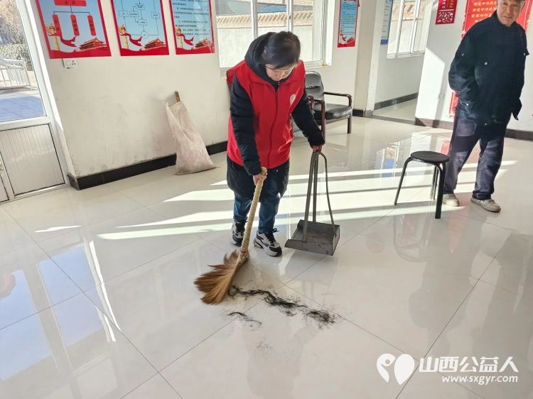 介休市敬老协会孝善行之敬老爱老助老行动12月28日在绵山镇马堡村举行志愿者为老人爱心理发量血压并入户行动不便的老人家中理发 - 第15张 - 山西公益人 介休市敬老协会孝善行之敬老爱老助老行动12月28日在绵山镇马堡村举行志愿者为老人爱心理发量血压并入户行动不便的老人家中理发 - 第15张