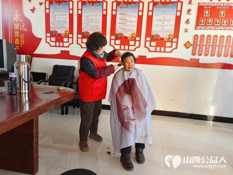 介休市敬老协会孝善行之敬老爱老助老行动12月28日在绵山镇马堡村举行志愿者为老人爱心理发量血压并入户行动不便的老人家中理发 - 第10张 - 山西公益人 介休市敬老协会孝善行之敬老爱老助老行动12月28日在绵山镇马堡村举行志愿者为老人爱心理发量血压并入户行动不便的老人家中理发 - 第10张