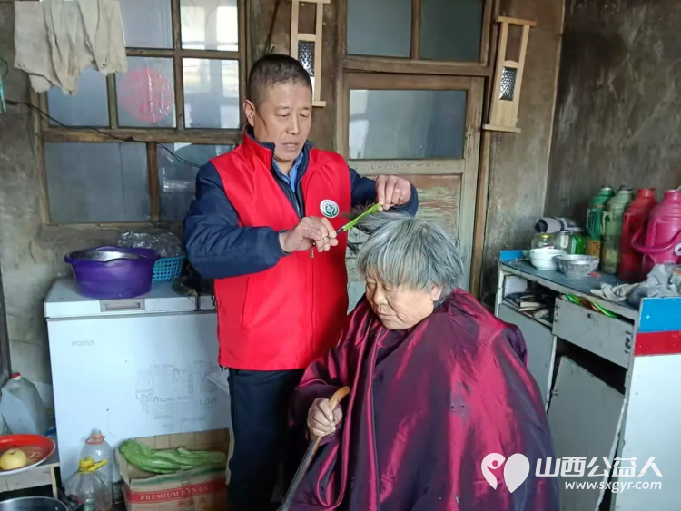 介休市敬老协会孝善行之敬老爱老助老行动12月28日在绵山镇马堡村举行志愿者为老人爱心理发量血压并入户行动不便的老人家中理发 - 第7张 - 山西公益人 介休市敬老协会孝善行之敬老爱老助老行动12月28日在绵山镇马堡村举行志愿者为老人爱心理发量血压并入户行动不便的老人家中理发 - 第7张