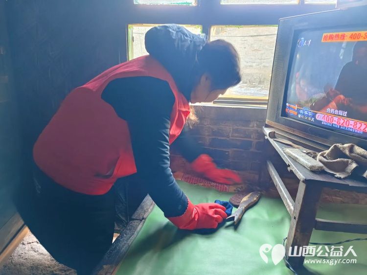 介休市敬老协会志愿者在绵山镇马堡村入户特困老人84岁马虎成家中为老人擦玻璃打扫卫生并为老人包爱心饺子 - 第7张 - 山西公益人 介休市敬老协会志愿者在绵山镇马堡村入户特困老人84岁马虎成家中为老人擦玻璃打扫卫生并为老人包爱心饺子 - 第7张