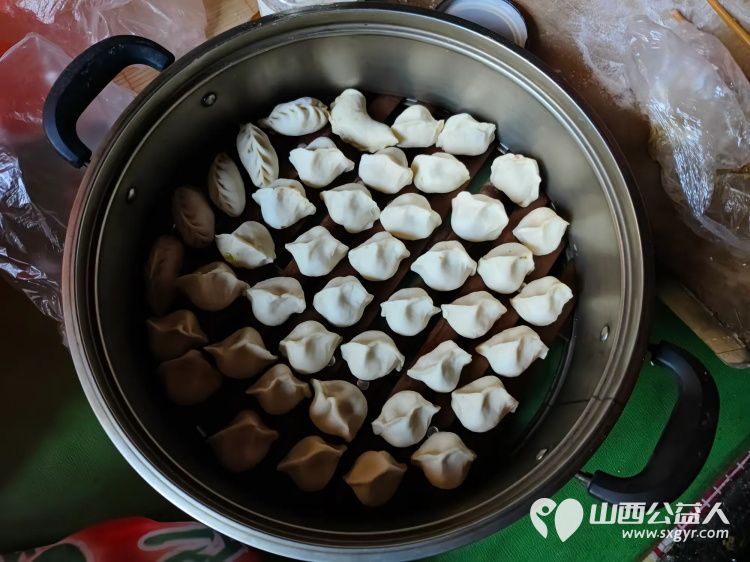 介休市敬老协会志愿者在绵山镇马堡村入户特困老人84岁马虎成家中为老人擦玻璃打扫卫生并为老人包爱心饺子 - 第6张 - 山西公益人 介休市敬老协会志愿者在绵山镇马堡村入户特困老人84岁马虎成家中为老人擦玻璃打扫卫生并为老人包爱心饺子 - 第6张