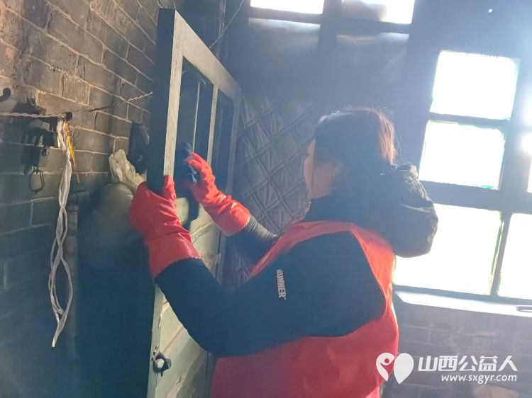 介休市敬老协会志愿者在绵山镇马堡村入户特困老人84岁马虎成家中为老人擦玻璃打扫卫生并为老人包爱心饺子 - 第4张 - 山西公益人 介休市敬老协会志愿者在绵山镇马堡村入户特困老人84岁马虎成家中为老人擦玻璃打扫卫生并为老人包爱心饺子 - 第4张