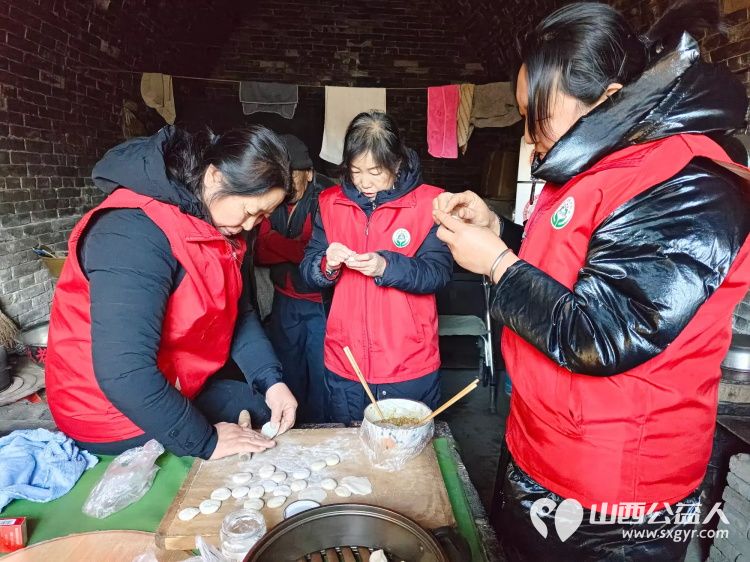 介休市敬老协会志愿者在绵山镇马堡村入户特困老人84岁马虎成家中为老人擦玻璃打扫卫生并为老人包爱心饺子 - 第5张 - 山西公益人 介休市敬老协会志愿者在绵山镇马堡村入户特困老人84岁马虎成家中为老人擦玻璃打扫卫生并为老人包爱心饺子 - 第5张