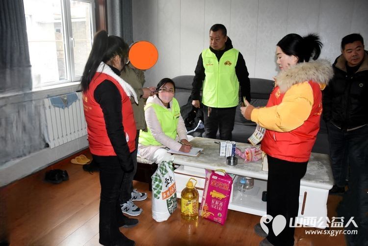 寒冬送温暖 情怀满晋城 晋城市绿丝带志愿者协会携手亿达新天地超市开展了送温暖慰问活动资助七岭店、孙村和泰森商贸区的二十户特困户 - 第15张