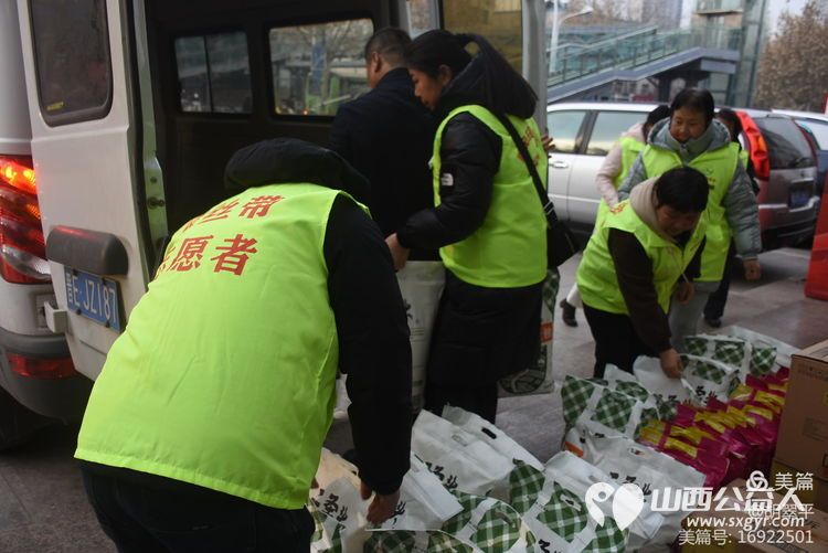 寒冬送温暖 情怀满晋城 晋城市绿丝带志愿者协会携手亿达新天地超市开展了送温暖慰问活动资助七岭店、孙村和泰森商贸区的二十户特困户 - 第6张