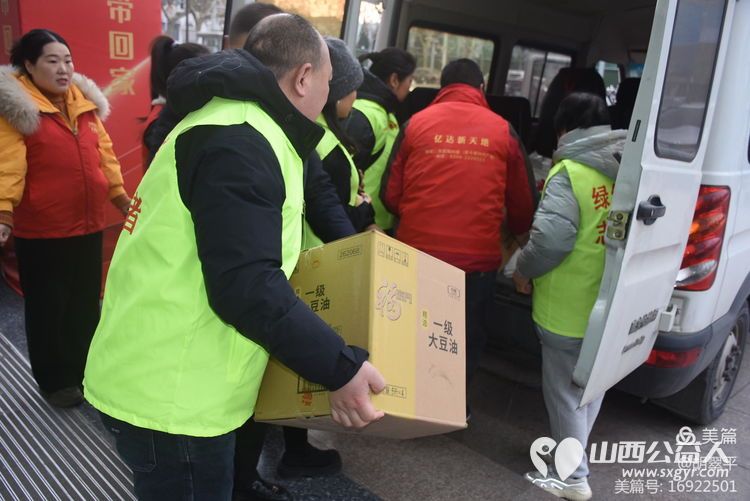 寒冬送温暖 情怀满晋城 晋城市绿丝带志愿者协会携手亿达新天地超市开展了送温暖慰问活动资助七岭店、孙村和泰森商贸区的二十户特困户 - 第5张