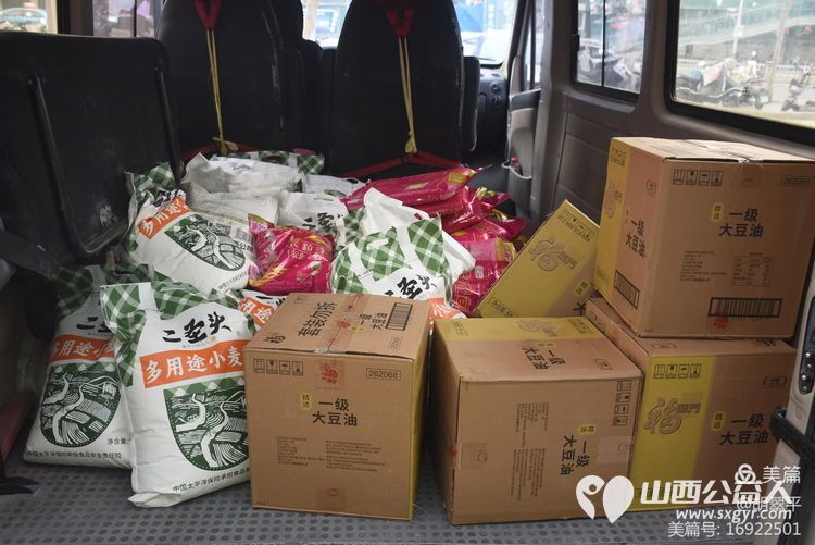 寒冬送温暖 情怀满晋城 晋城市绿丝带志愿者协会携手亿达新天地超市开展了送温暖慰问活动资助七岭店、孙村和泰森商贸区的二十户特困户 - 第8张