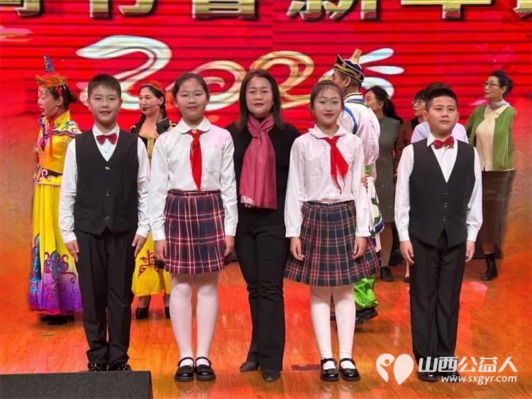 万柏林区气化街小学校朗诵社团可爱的孩子们参加太原市图书馆组办的“浸润书香迎新年2025”诗歌朗诵音乐会 - 第2张 - 山西公益人 万柏林区气化街小学校朗诵社团可爱的孩子们参加太原市图书馆组办的“浸润书香迎新年2025”诗歌朗诵音乐会 - 第2张