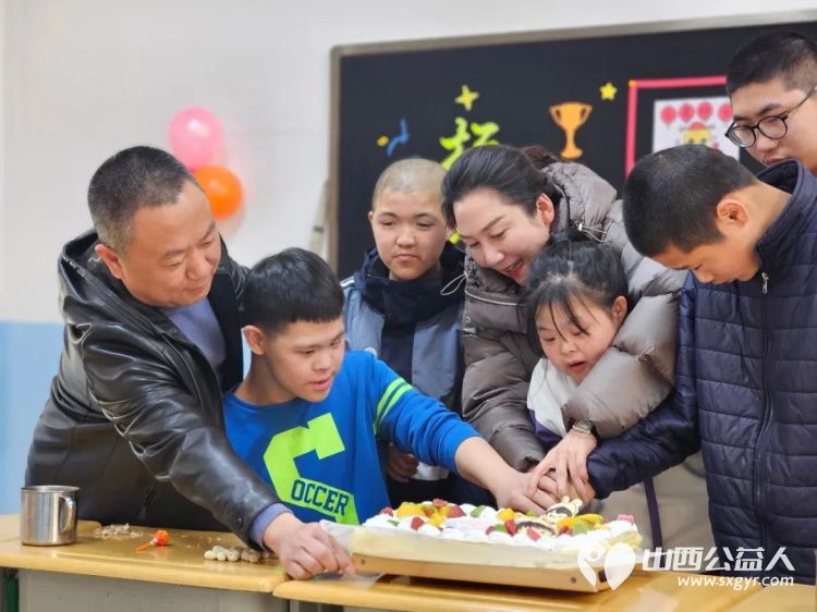 燃梦灵蛇扬帆起航----太原市儿童福利院欢庆元旦主题系列活动院领导和福利院孩子们欢聚一堂共度一个温馨难忘的迎新佳节 - 第3张 - 山西公益人 燃梦灵蛇扬帆起航----太原市儿童福利院欢庆元旦主题系列活动院领导和福利院孩子们欢聚一堂共度一个温馨难忘的迎新佳节 - 第3张