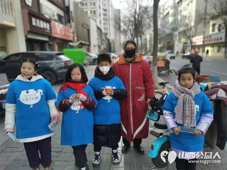 元旦,向城市问好!太原市儿童友好促进会举办益童暖城活动走上街头寻找奋斗在工作岗位的劳动者用一杯姜茶传递温暖让劳动者感受到被尊重与关怀 - 第4张 - 山西公益人 元旦,向城市问好!太原市儿童友好促进会举办益童暖城活动走上街头寻找奋斗在工作岗位的劳动者用一杯姜茶传递温暖让劳动者感受到被尊重与关怀 - 第4张