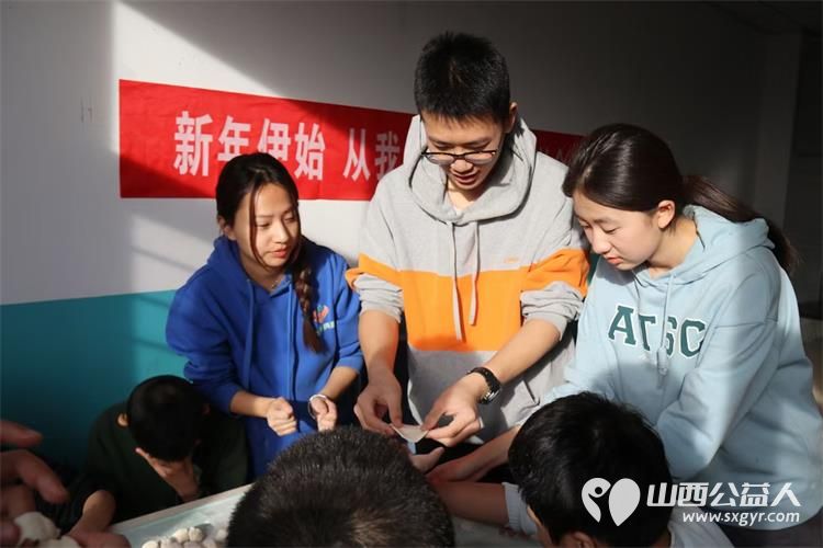 太原市成成中学等学校高一年级青年志愿者带着礼物与好奇来到太原市灵星社区服务中心看望孤独症孩子 - 第4张 - 山西公益人 太原市成成中学等学校高一年级青年志愿者带着礼物与好奇来到太原市灵星社区服务中心看望孤独症孩子 - 第4张