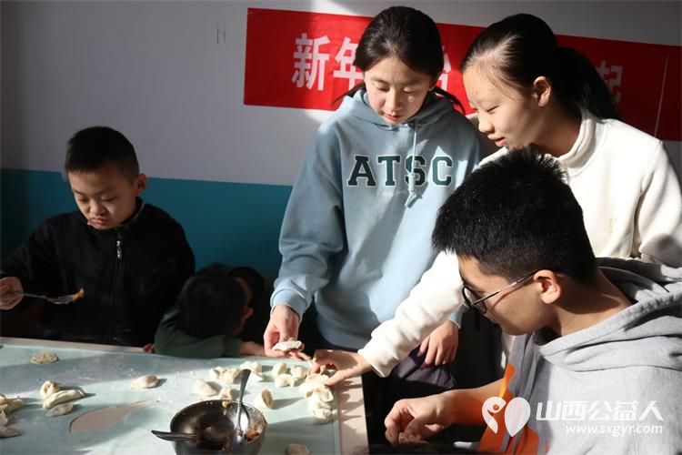 太原市成成中学等学校高一年级青年志愿者带着礼物与好奇来到太原市灵星社区服务中心看望孤独症孩子 - 第6张 - 山西公益人 太原市成成中学等学校高一年级青年志愿者带着礼物与好奇来到太原市灵星社区服务中心看望孤独症孩子 - 第6张