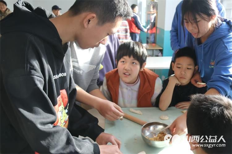 太原市成成中学等学校高一年级青年志愿者带着礼物与好奇来到太原市灵星社区服务中心看望孤独症孩子 - 第5张 - 山西公益人 太原市成成中学等学校高一年级青年志愿者带着礼物与好奇来到太原市灵星社区服务中心看望孤独症孩子 - 第5张