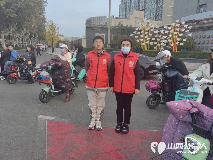 助力“最初中国·文明临汾”:临汾市护苗爱心志愿服务队在交通秩序整治中的志愿力量----水厂十字路口志愿服务队 - 第1张 - 山西公益人 助力“最初中国·文明临汾”:临汾市护苗爱心志愿服务队在交通秩序整治中的志愿力量----水厂十字路口志愿服务队 - 第1张