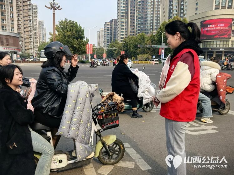 助力“最初中国·文明临汾”:临汾市护苗爱心志愿服务队在交通秩序整治中的志愿力量----水厂十字路口志愿服务队 - 第32张 - 山西公益人 助力“最初中国·文明临汾”:临汾市护苗爱心志愿服务队在交通秩序整治中的志愿力量----水厂十字路口志愿服务队 - 第32张