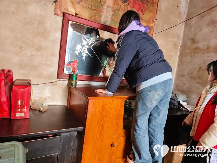 介休市敬老协会走进张兰镇田堡村入户88岁特困老人米积盈家中为老人打扫室内外卫生包香味可口的饺子 - 第16张 - 山西公益人 介休市敬老协会走进张兰镇田堡村入户88岁特困老人米积盈家中为老人打扫室内外卫生包香味可口的饺子 - 第16张