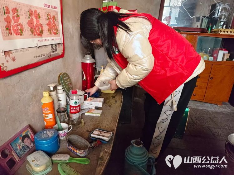 介休市敬老协会走进张兰镇田堡村入户88岁特困老人米积盈家中为老人打扫室内外卫生包香味可口的饺子 - 第6张 - 山西公益人 介休市敬老协会走进张兰镇田堡村入户88岁特困老人米积盈家中为老人打扫室内外卫生包香味可口的饺子 - 第6张