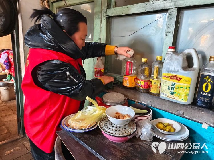 介休市敬老协会走进张兰镇田堡村入户88岁特困老人米积盈家中为老人打扫室内外卫生包香味可口的饺子 - 第5张 - 山西公益人 介休市敬老协会走进张兰镇田堡村入户88岁特困老人米积盈家中为老人打扫室内外卫生包香味可口的饺子 - 第5张